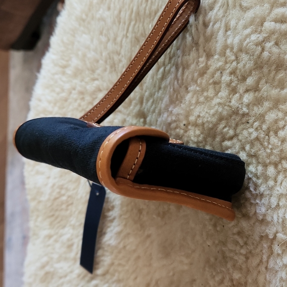 Adorable Dooney & Bourke Black Wristlet - Picture 4 of 12